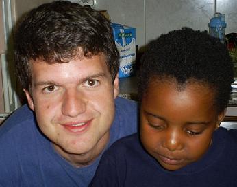 David Melar leyendo a Galdós en Mozambique